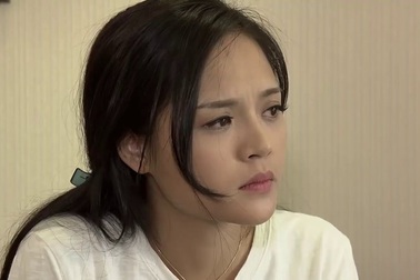 Cảnh phim nhân vật Vân bức xúc chia sẻ với bạn thân câu chuyện hôn nhân buồn của mình.