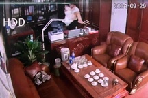 Xác minh clip người đàn ông thân mật với nhiều phụ nữ tại phòng làm việc