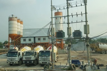 Trạm trộn bê tông không phép cày nát mặt đê, người dân "kêu trời"!