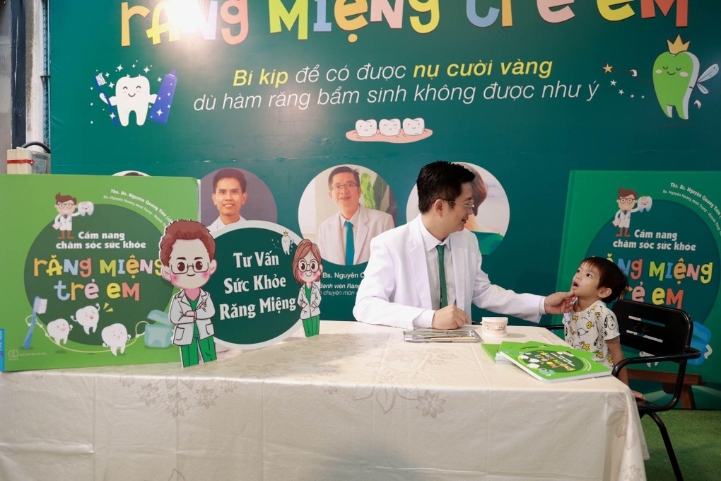 Ra mắt sách Cẩm nang chăm sóc sức khỏe răng miệng trẻ em - 4 Ra mắt sách Cẩm nang chăm sóc sức khỏe răng miệng trẻ em - 4