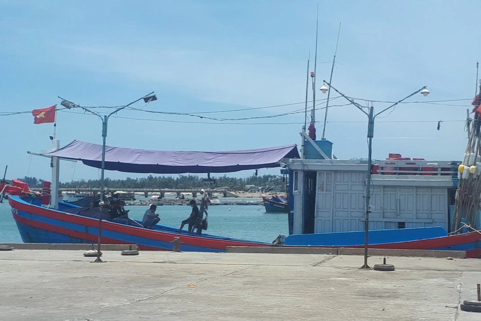 Quảng Ngãi: 12 ngư dân trên tàu cá vừa cập bến đều dương tính SARS-CoV-2 - 1 Quảng Ngãi: 12 ngư dân trên tàu cá vừa cập bến đều dương tính SARS-CoV-2 - 1