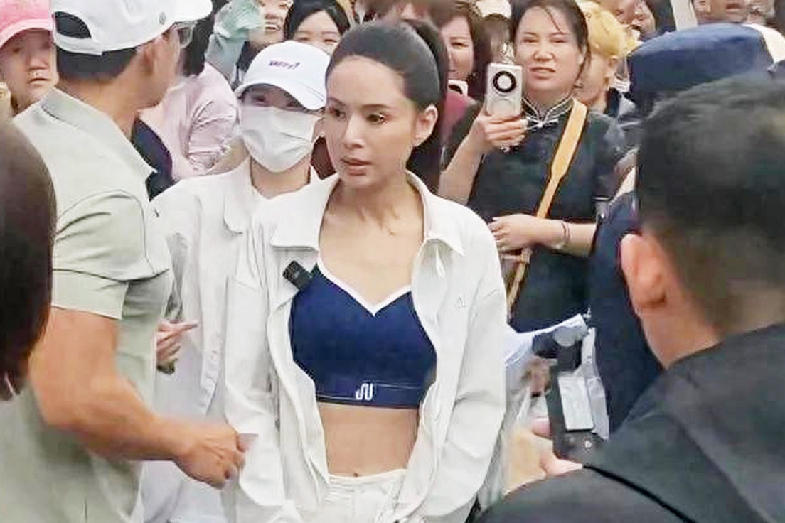 "Tiểu Long Nữ" Lý Nhược Đồng khoe vòng eo đáng mơ ước ở tuổi 59