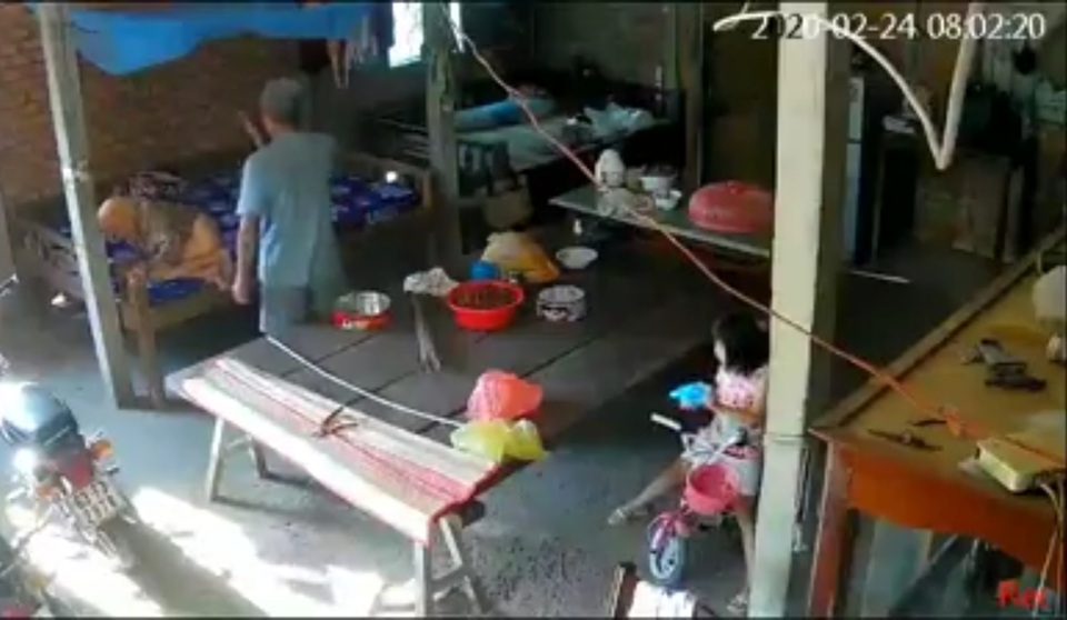 Cụ bà gần 90 tuổi bị con trai và con dâu đánh không tiếc tay - 1 Cụ bà gần 90 tuổi bị con trai và con dâu đánh không tiếc tay - 1