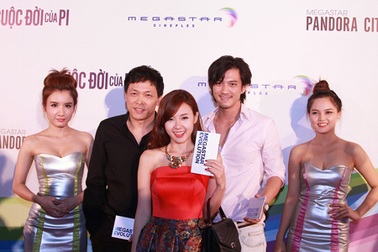 Ngắm hotgirl Midu tại rạp chiếu phim