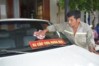 Anh nông dân vay tiền mua ô tô cũ làm xe cấp cứu miễn phí