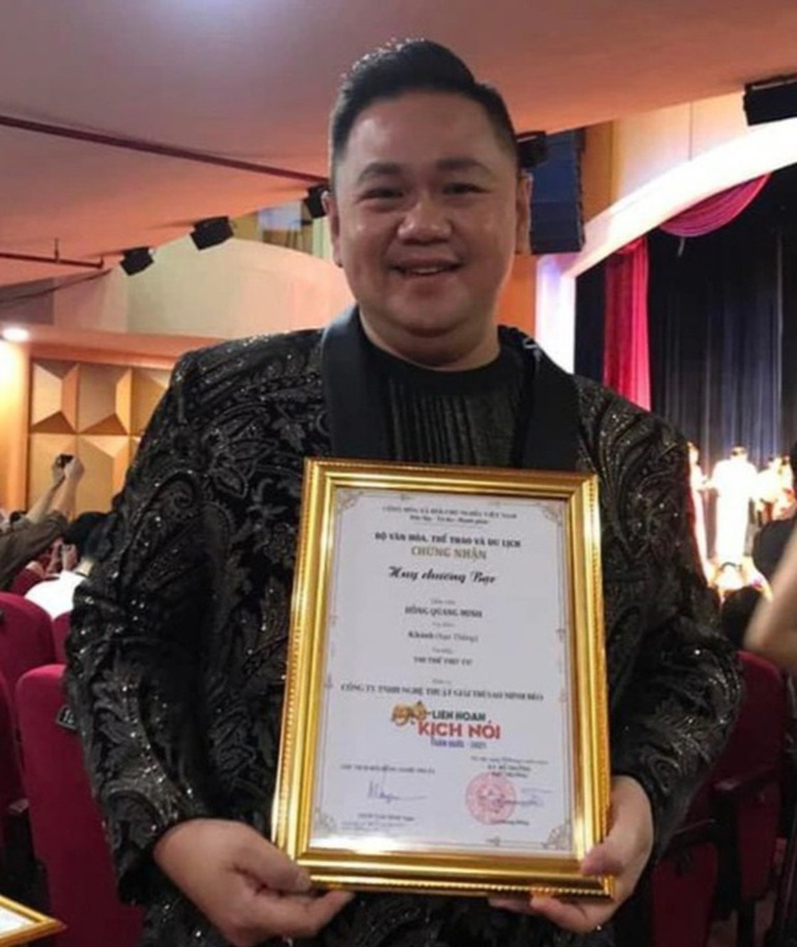 Minh Béo có tiền án ấu dâm được nhận huy chương: Cục Trẻ em lên tiếng! - 1 Minh Béo có tiền án ấu dâm được nhận huy chương: Cục Trẻ em lên tiếng! - 1