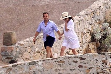 Phu nhân Tổng thống Pháp lộ rõ bụng bầu