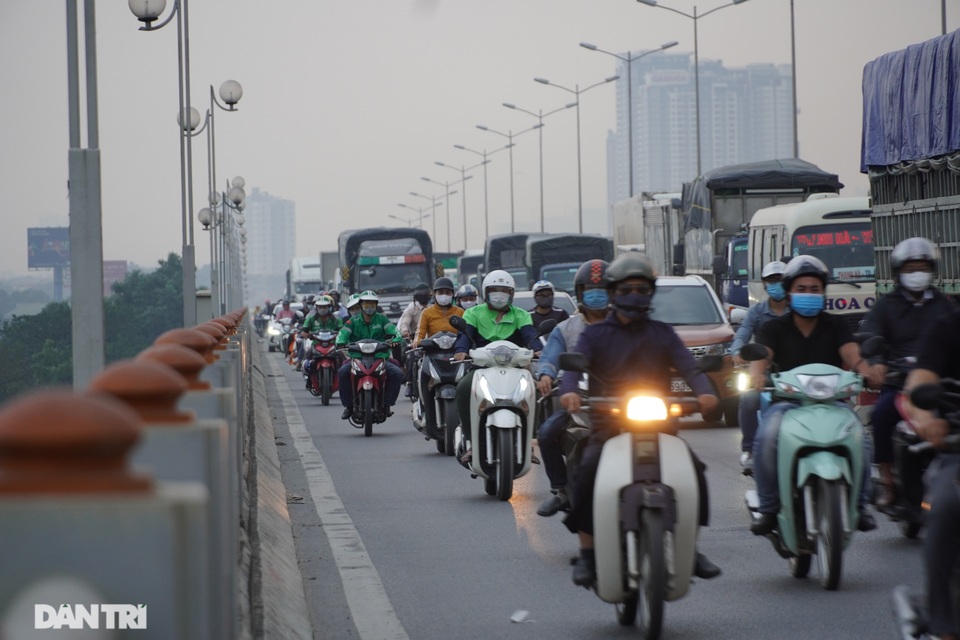 Tai nạn và ùn tắc xảy ra như “cơm bữa” trên cây cầu huyết mạch Thanh Trì - 8 Tai nạn và ùn tắc xảy ra như “cơm bữa” trên cây cầu huyết mạch Thanh Trì - 8