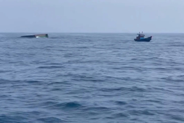 Chìm sà lan trên biển Quảng Ngãi khiến 3 người chết, 2 người mất tích