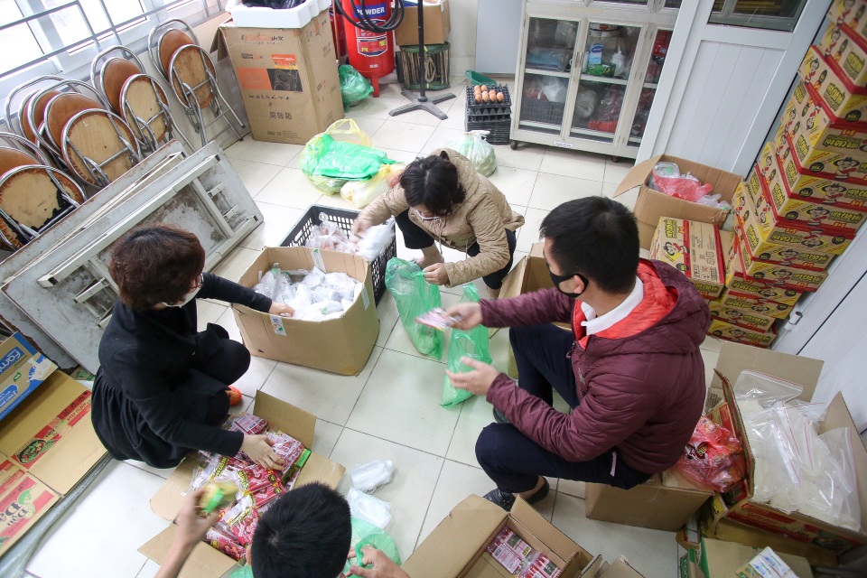 Phường Trúc Bạch phát hàng trăm suất quà miễn phí giữa dịch Covid-19 - 10 Phường Trúc Bạch phát hàng trăm suất quà miễn phí giữa dịch Covid-19 - 10