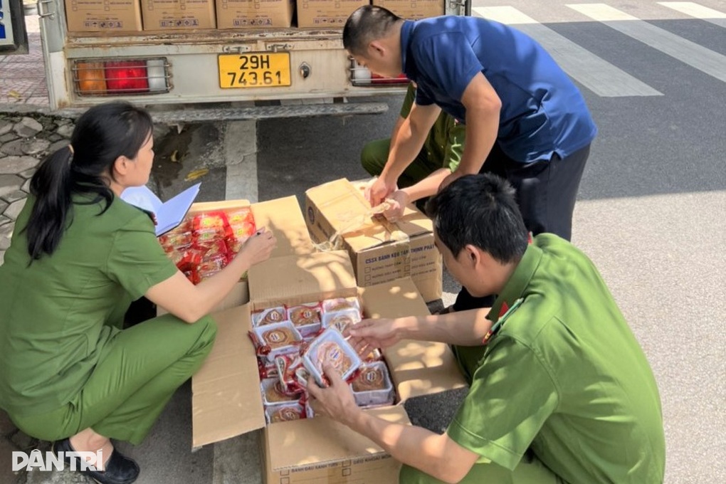 Hòa Bình bắt giữ 7.000 bánh trung thu không rõ nguồn gốc - 1 Hòa Bình bắt giữ 7.000 bánh trung thu không rõ nguồn gốc - 1
