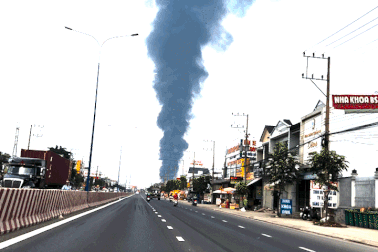 Cột khói cao hàng chục mét kèm tiếng nổ tại công ty nệm ở Bình Dương