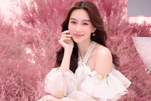 Hoa hậu Đặng Thu Thảo khoe nhan sắc rực rỡ