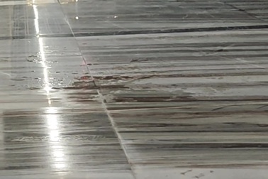 Nước thấm qua mái hiên nhà ga T3 Tân Sơn Nhất