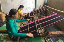 Miệt mài “giữ lửa” cho nghề dệt thổ cẩm Jrai giữa phố