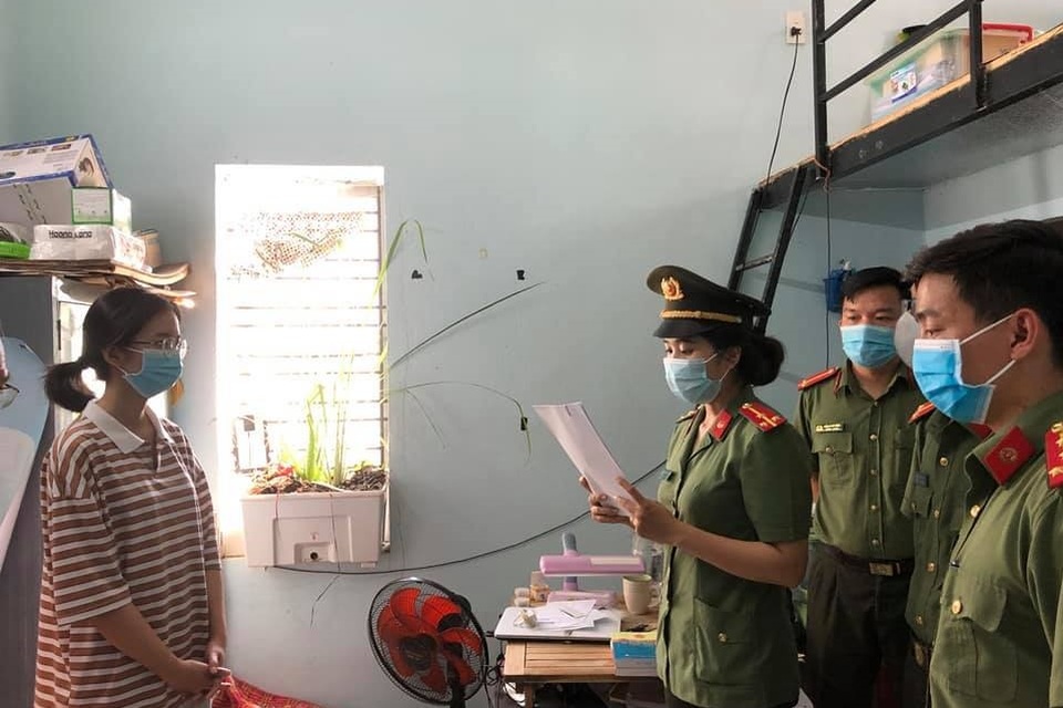 Hai cô gái trẻ tiếp tay cho 12 chuyên gia Hàn Quốc nhập cảnh trái phép - 1 Hai cô gái trẻ tiếp tay cho 12 chuyên gia Hàn Quốc nhập cảnh trái phép - 1