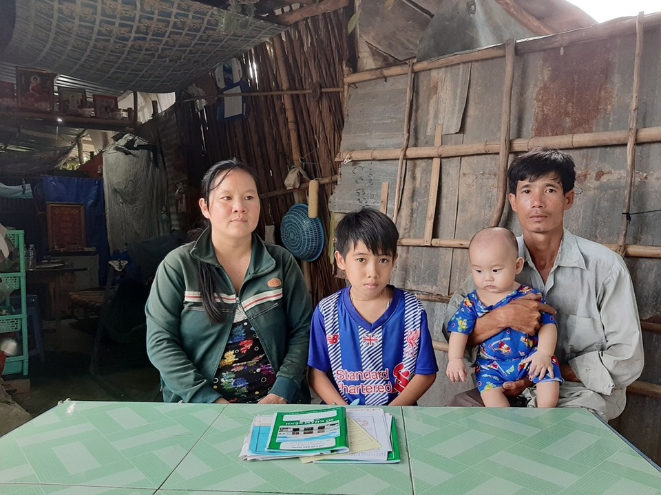 Thương cảnh gia đình bệnh tật sống trong căn nhà như chòi chăn vịt - 1 Thương cảnh gia đình bệnh tật sống trong căn nhà như chòi chăn vịt - 1