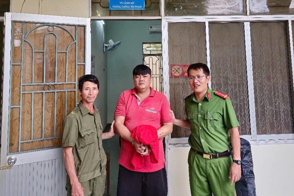 Bao vây, bắt giữ tội phạm bỏ trốn về quê thăm người yêu - 1 Bao vây, bắt giữ tội phạm bỏ trốn về quê thăm người yêu - 1