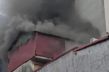 Lại cháy nhà 3 tầng trong ngõ nhỏ ở Cầu Giấy - Hà Nội