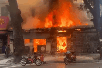 Nhà dân bốc cháy ngùn ngụt trên phố Lò Đúc ở Hà Nội