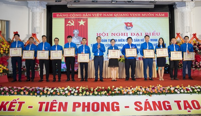 Tổng Giám đốc Tập đoàn Đặng Thanh Hải tặng bằng khen cho 12 cơ sở Đoàn thuộc Đoàn TKV vì đã có thành tích xuất sắc trong công tác Đoàn và phong trào thanh niên
