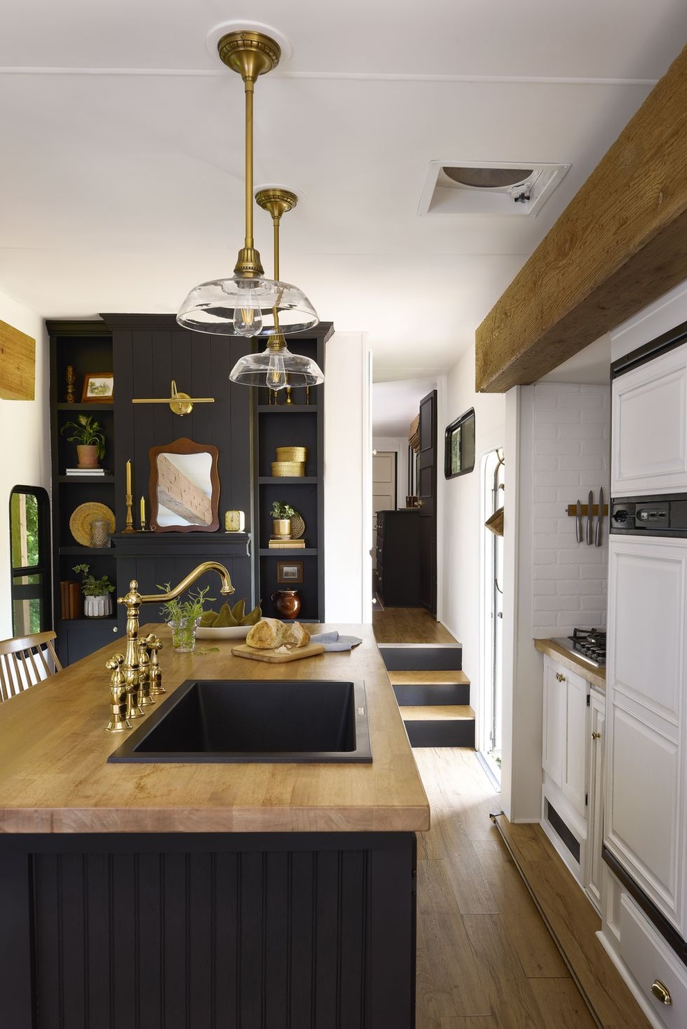 Choáng ngợp với nội thất của nhà xe di động 37 m2 - 1