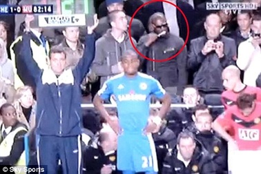 Chải răng khi đứng xem trận Chelsea - MU tại Stamford Bridge