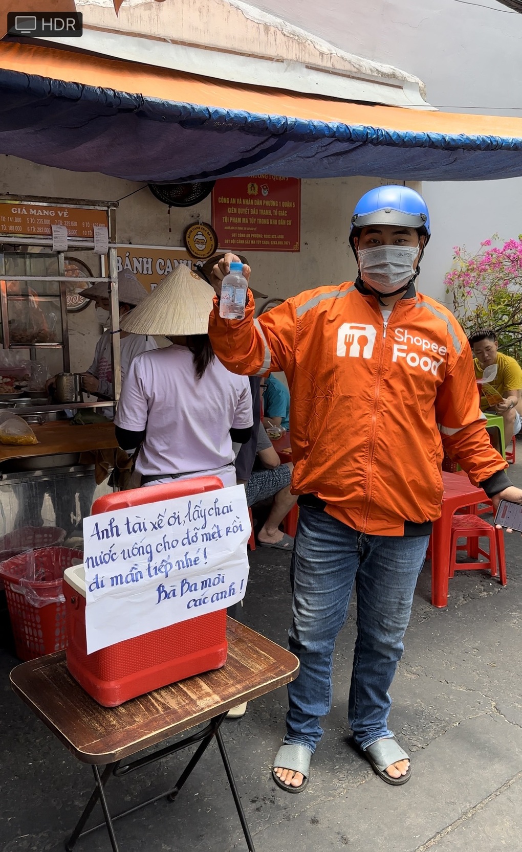 Thấy shipper khát nước, hành động của chủ quán đốn tim dân mạng - 2 Thấy shipper khát nước, hành động của chủ quán đốn tim dân mạng - 2
