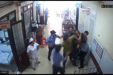 Clip người nhà bệnh nhân lao vào hành hung bảo vệ bệnh viện (ảnh Bệnh viện Đa khoa tỉnh cung cấp)