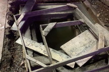 Bé gái 2 tuổi rơi xuống cống đang thi công