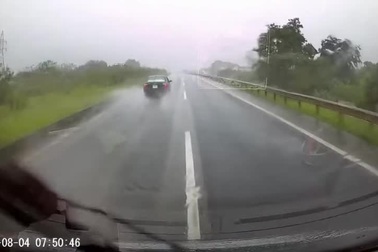 Clip cảnh báo về một tình huống nguy hiểm khi chạy xe trời mưa