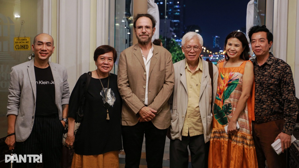 Khán giả vây kín, xin chữ ký nhà văn Marc Levy khi đi xem kịch ở TPHCM - 3