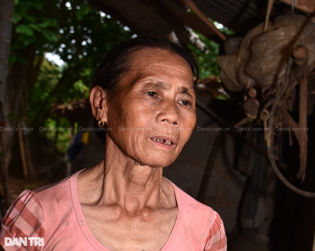 Thương cảnh cha mẹ già yếu nuôi con mù lòa, bệnh tật - 3 Thương cảnh cha mẹ già yếu nuôi con mù lòa, bệnh tật - 3