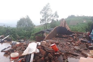 Lốc xoáy kinh hoàng thổi tốc mái nhiều ngôi nhà