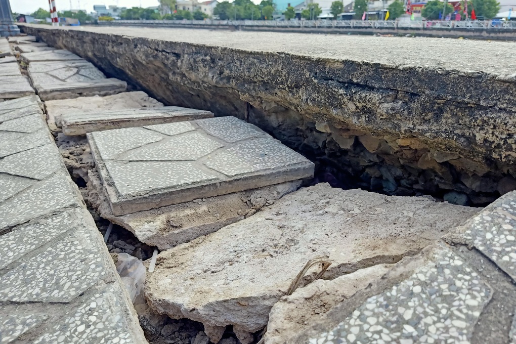 Khẩn trương sửa chữa bờ kè sông Bạc Liêu bị sụp lún - 4 Khẩn trương sửa chữa bờ kè sông Bạc Liêu bị sụp lún - 4