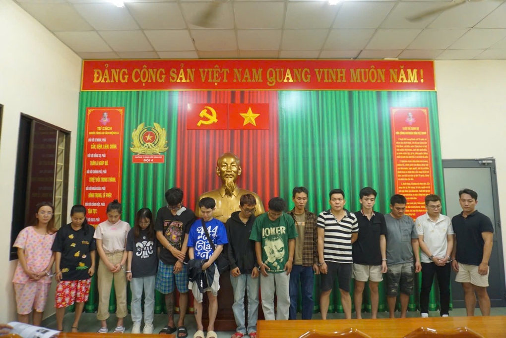 Bắt khẩn cấp 31 người cung cấp khí cười ở TPHCM - 1 Bắt khẩn cấp 31 người cung cấp khí cười ở TPHCM