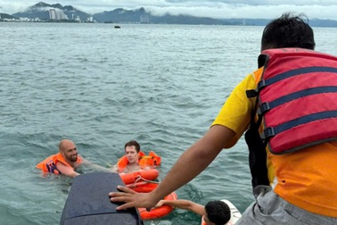 Tắm biển Nha Trang lúc mưa lớn, du khách nước ngoài bị cuốn ra xa