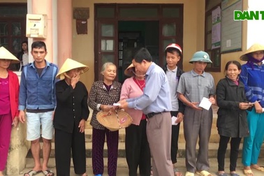 Tiếp tục trao tiền hỗ trợ của bạn đọc Dân trí tới người dân vùng lũ