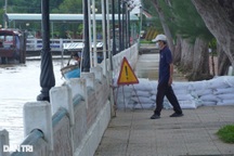 Nâng tường, đắp bao cát ngăn nước sông tràn vào bến Ninh Kiều