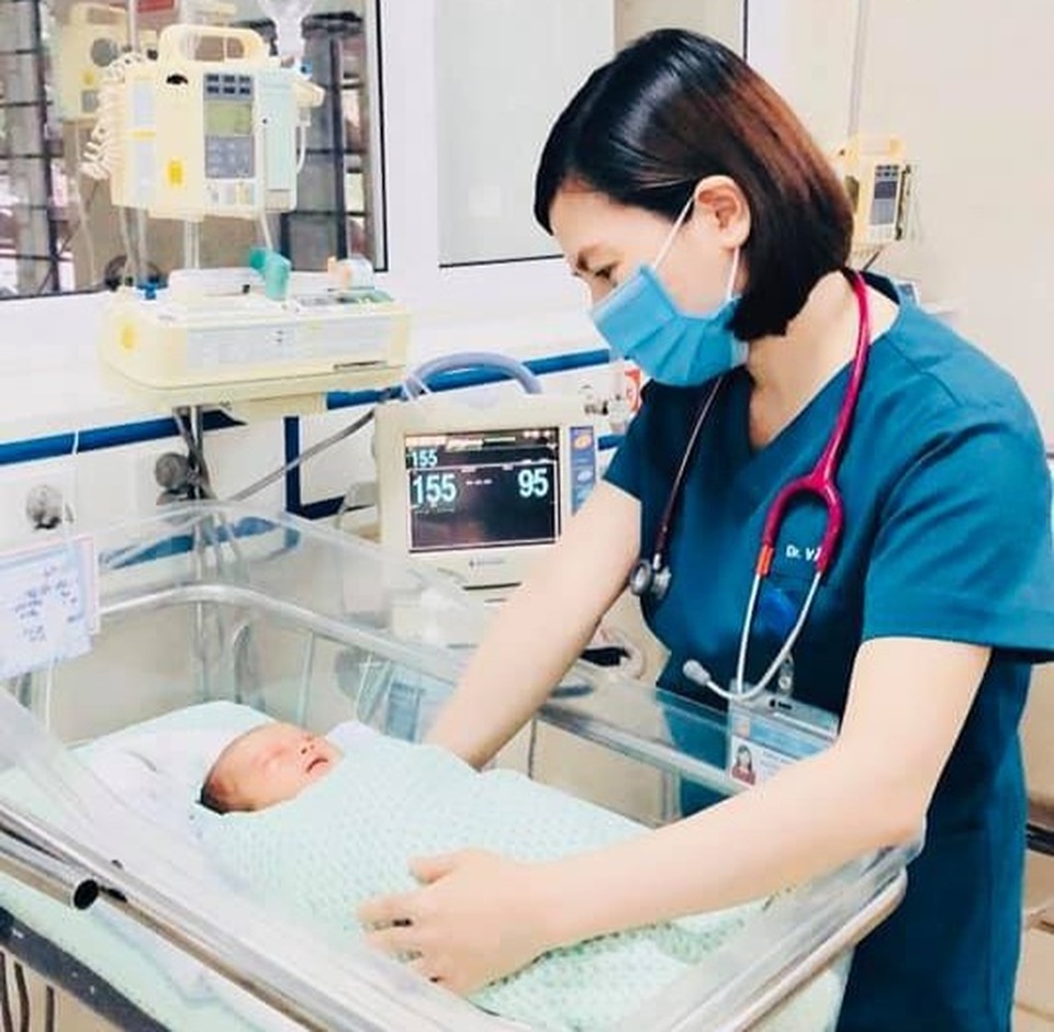 Lo ngại bé sơ sinh bị bỏ rơi giữa trời nắng nóng 40 độ tổn thương mắt, tai - 1