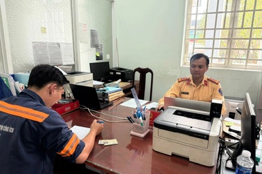 Xử phạt tài xế xe rác chuyển làn không đúng ở TPHCM