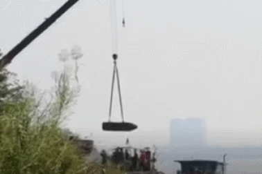 Quả bom "ngủ quên" dưới cầu Long Biên được cẩu lên bờ