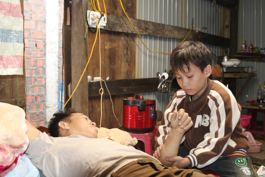 Bố suy thận, mẹ bỏ đi, cậu học trò nghèo sống lay lắt - 3 Bố suy thận, mẹ bỏ đi, cậu học trò nghèo sống lay lắt - 3