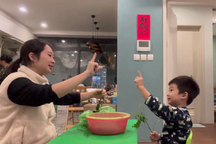 Mẹ tìm nghìn cách lạ nuôi con tự kỷ: Ru bằng xe máy, nói chuyện với gương