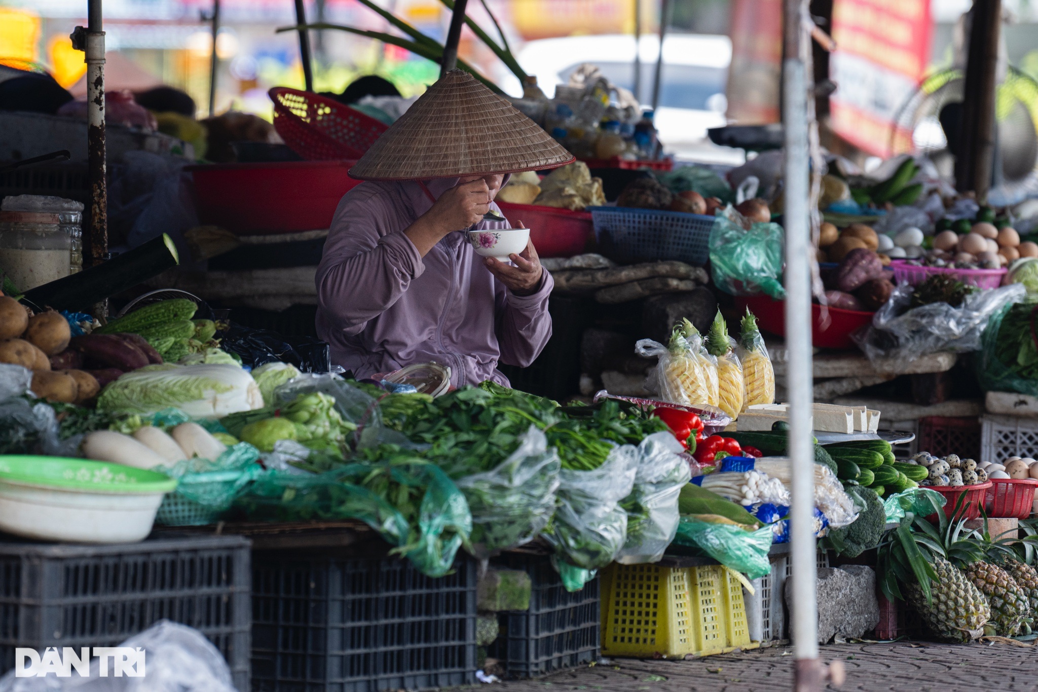 View - Đẫm mồ hôi mưu sinh dưới nắng nóng đỉnh điểm, nhiệt độ ngoài trời 50 độ C | Báo Dân trí