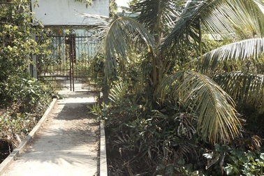 Hoảng hồn phát hiện người đàn ông quỳ chết bên vệ đường