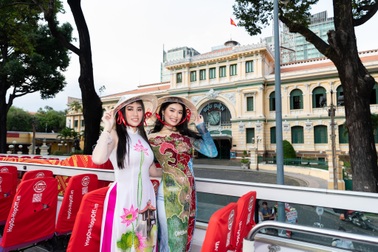 Hoa hậu Emily Hồng Nhung đưa Hoa hậu Thế giới Châu Á dạo phố bằng xe buýt