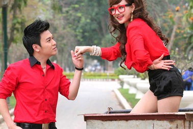 Ca sĩ Phan Anh cầu hôn Việt Nga trên…xe rác