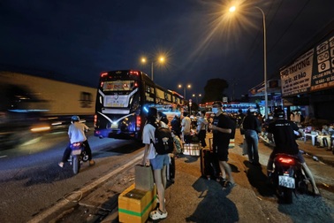 Xe dù, bến cóc hoạt động rầm rộ quanh cửa ngõ ở TPHCM trước lễ