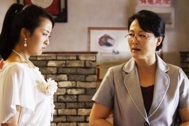 Mẹ đẻ đến chơi, mẹ chồng nói một câu khiến tôi bế con chạy ra khỏi nhà